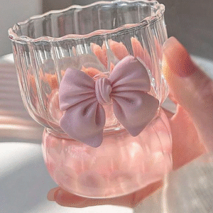 كوب زجاج شفاف بتصميم متموّج وزينة فيونكة